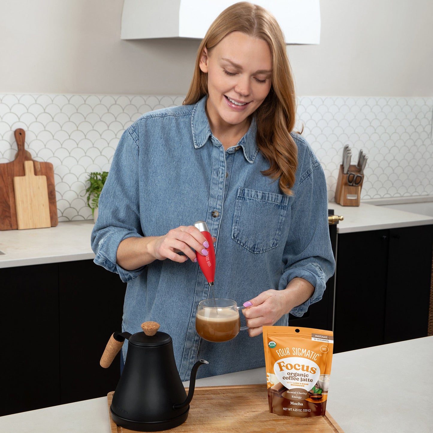 focus-organic-coffee-latte-mocha-k4 focus-latte-mocha-lifestyle1-2026.jpg
